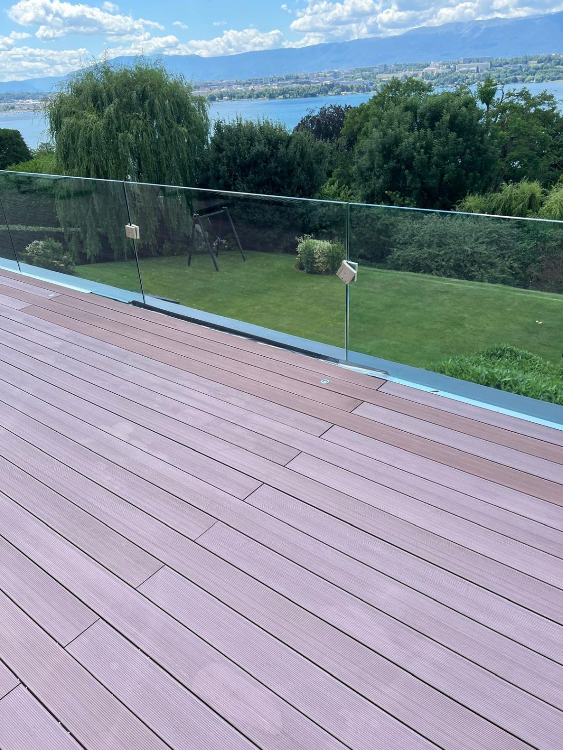 Garde-corps vitré de terrasse à Cologny avec vue sur le lac