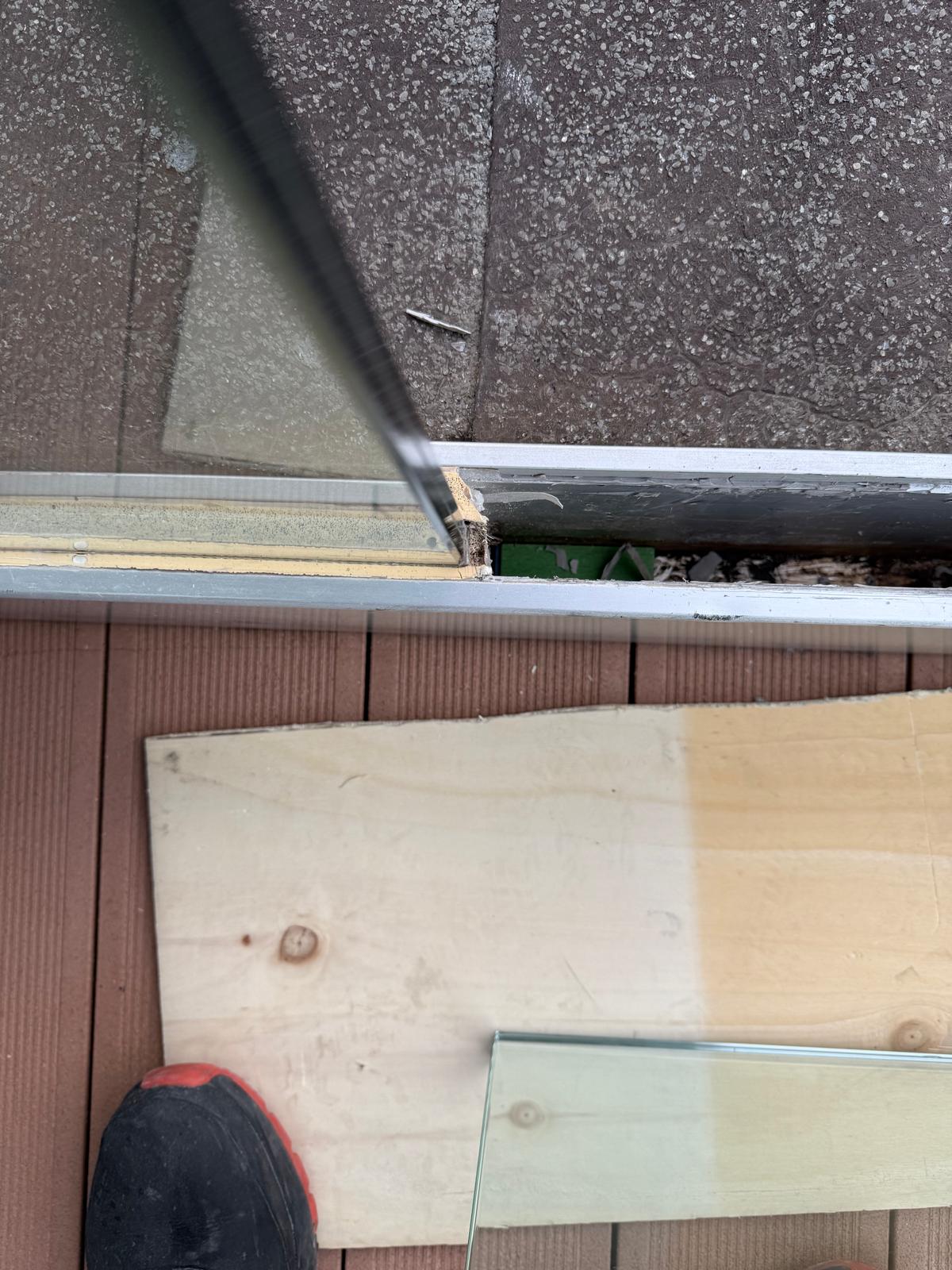 Détail du logement du vitrage dans le profilé de garde-corps
