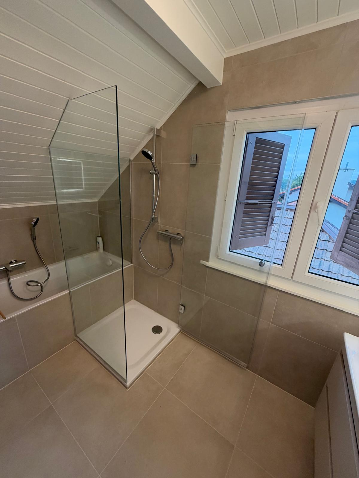Chantier de paroi et porte de douche sur mesure à Collex-Bossy par RG Vitrerie