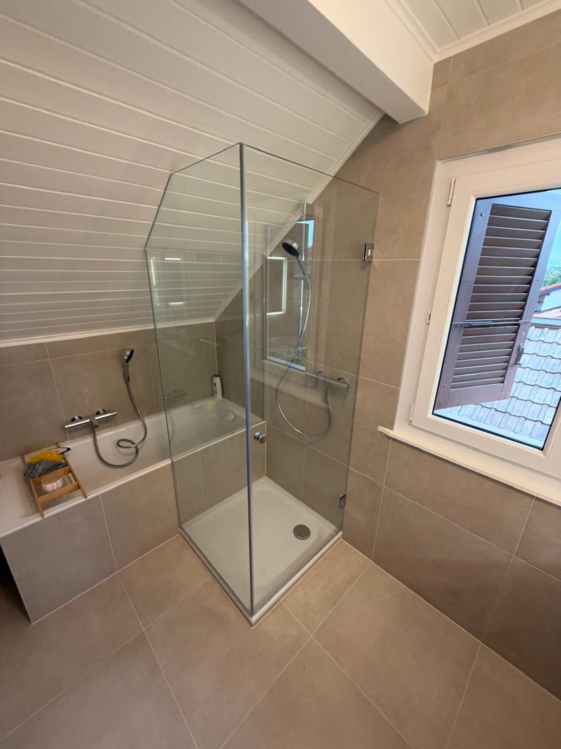 Chantier de paroi et porte de douche sur mesure à Collex-Bossy par RG Vitrerie