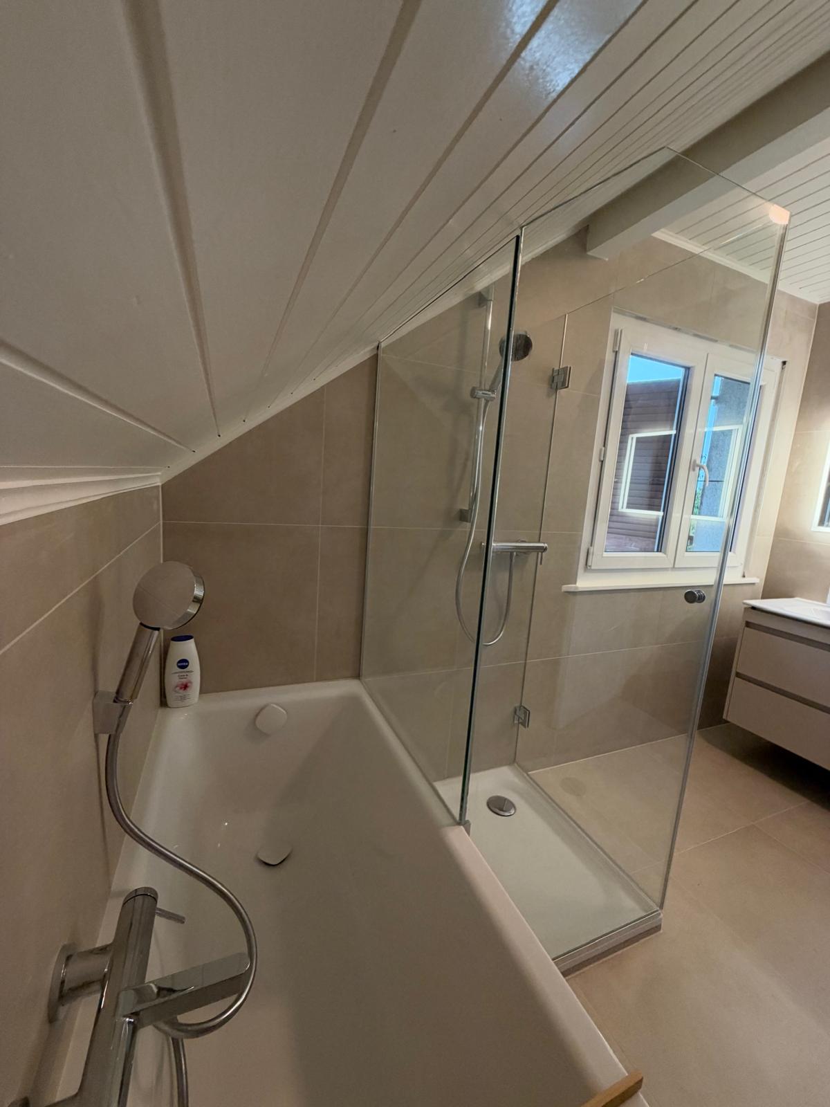 Chantier de paroi et porte de douche sur mesure à Collex-Bossy par RG Vitrerie