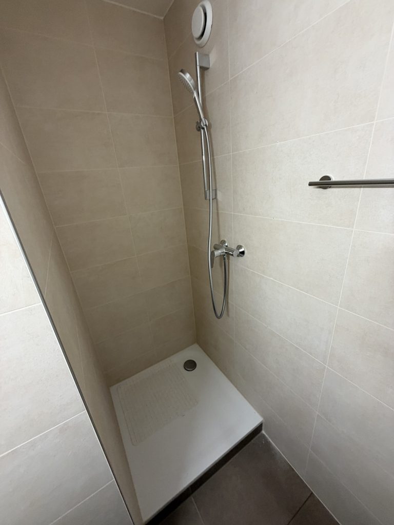 Espace douche avant la pose de la paroi et de la porte