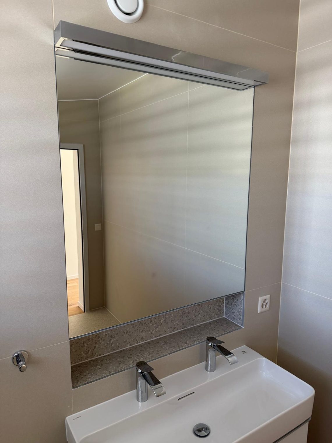 Grand miroir sur mesure au-dessus du lavabo double avec niche et éclairage