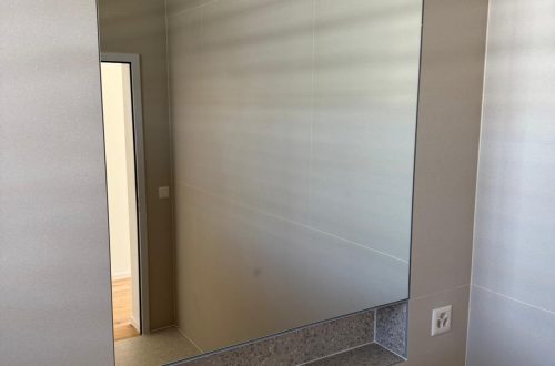 Grand miroir sur mesure au-dessus du lavabo double avec niche et éclairage