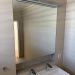 Grand miroir sur mesure au-dessus du lavabo double avec niche et éclairage