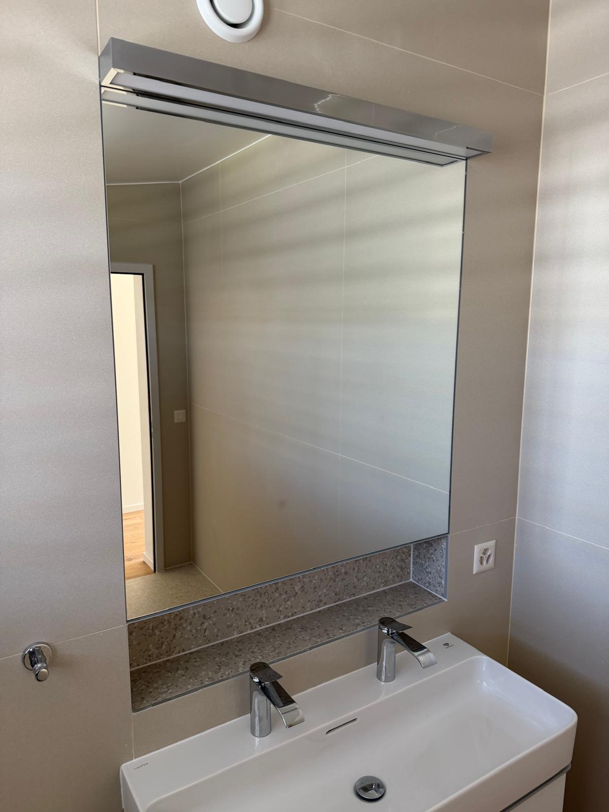 Grand miroir sur mesure avec niche et éclairage