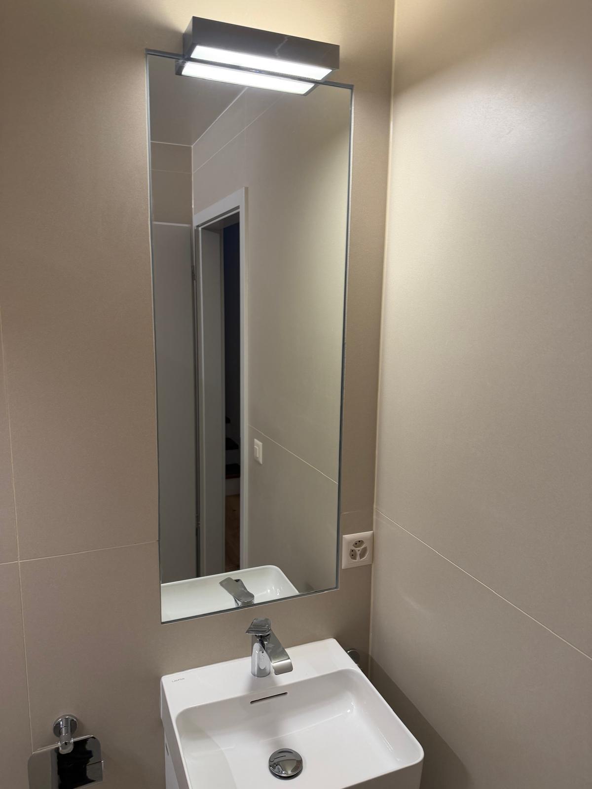 Miroir vertical sur mesure avec éclairage au-dessus du lavabo