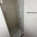 Paroi fixe sur profils chromés et porte de douche fermée avec joint magnétique