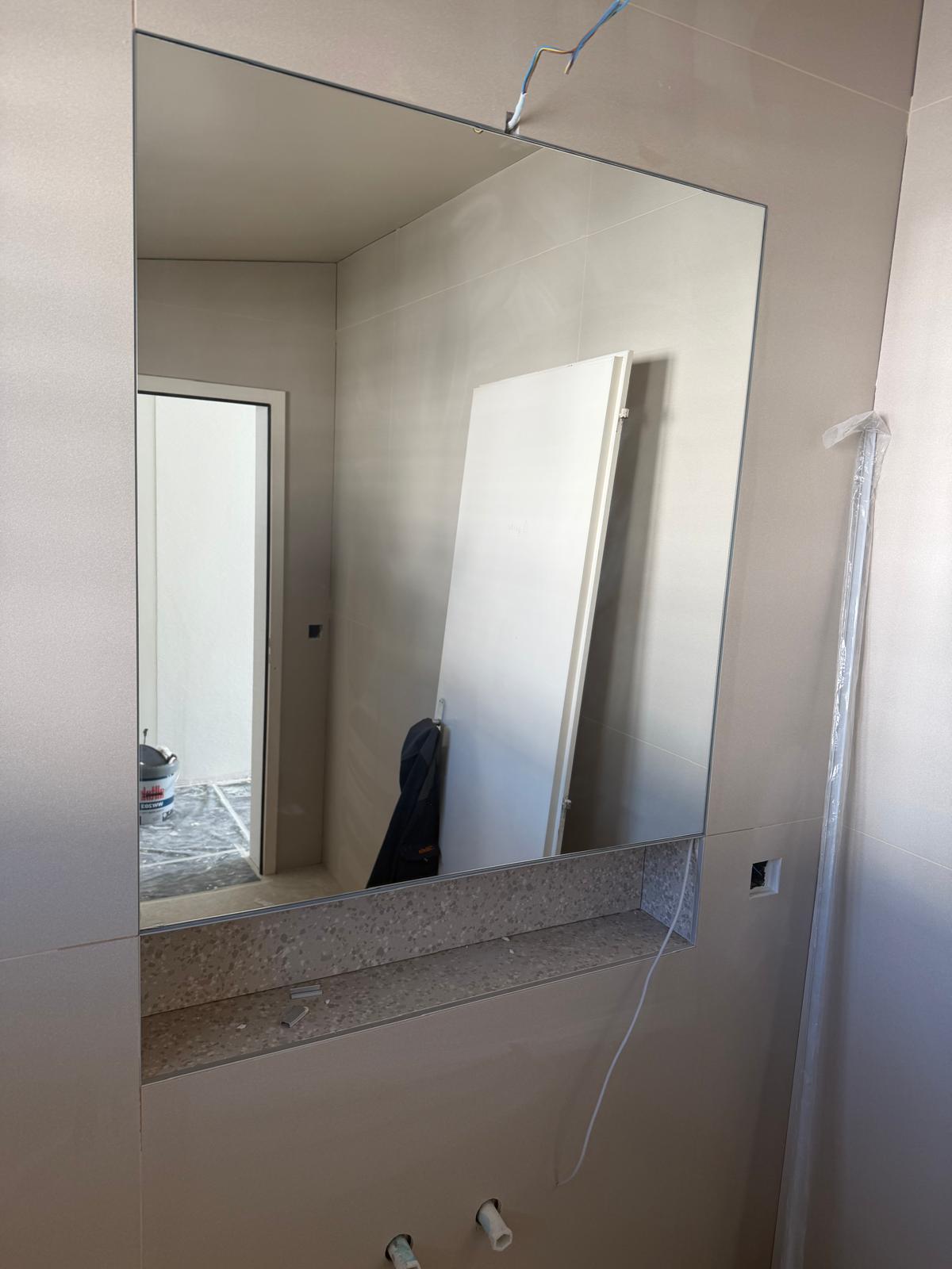 Pose du grand miroir sur mesure en cours