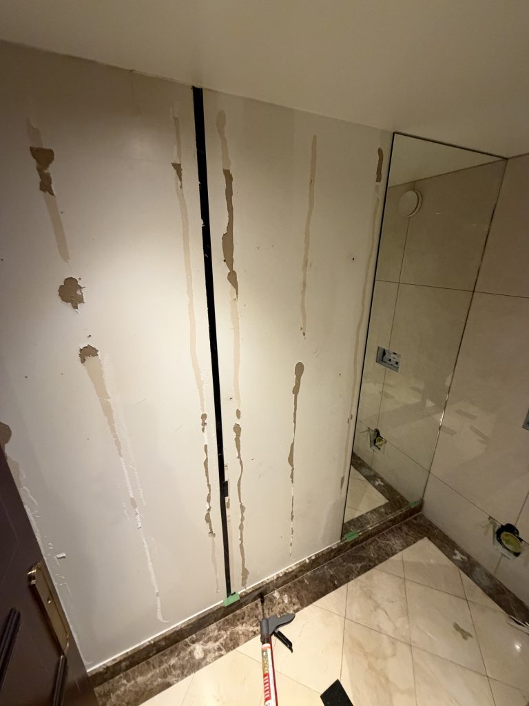 Parois après dépose des anciens miroirs, avant remplacement par RG Vitrerie