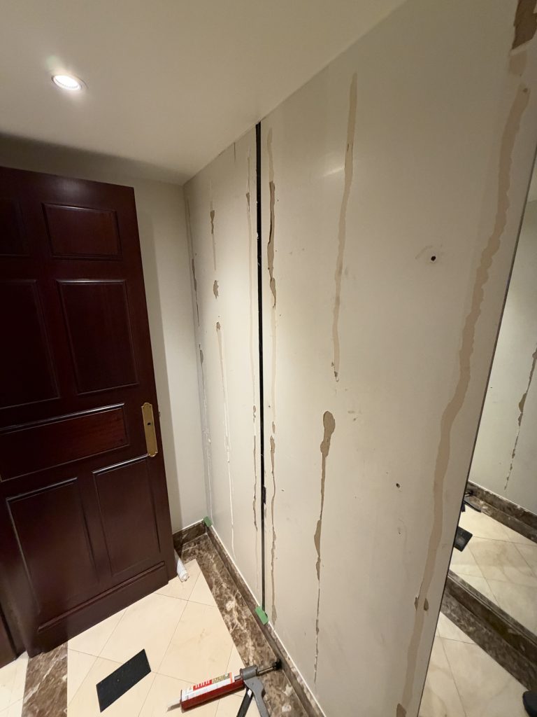 Parois après dépose des anciens miroirs, avant remplacement par RG Vitrerie