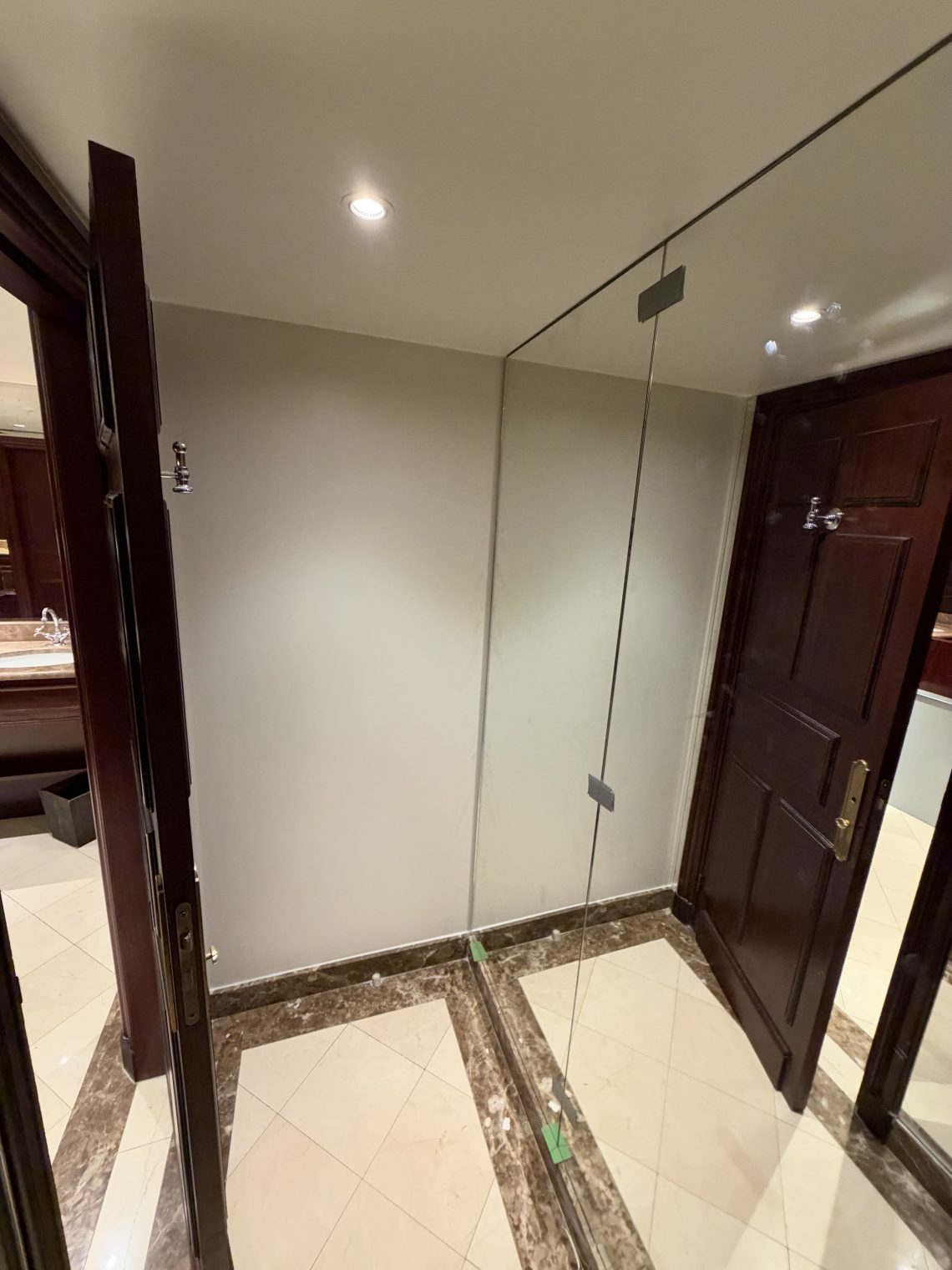 Miroirs muraux sur mesure de 6 mm à bords polis posés par RG Vitrerie