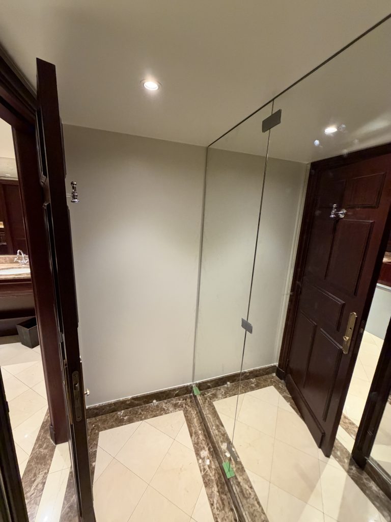 Miroirs muraux sur mesure de 6 mm à bords polis posés par RG Vitrerie