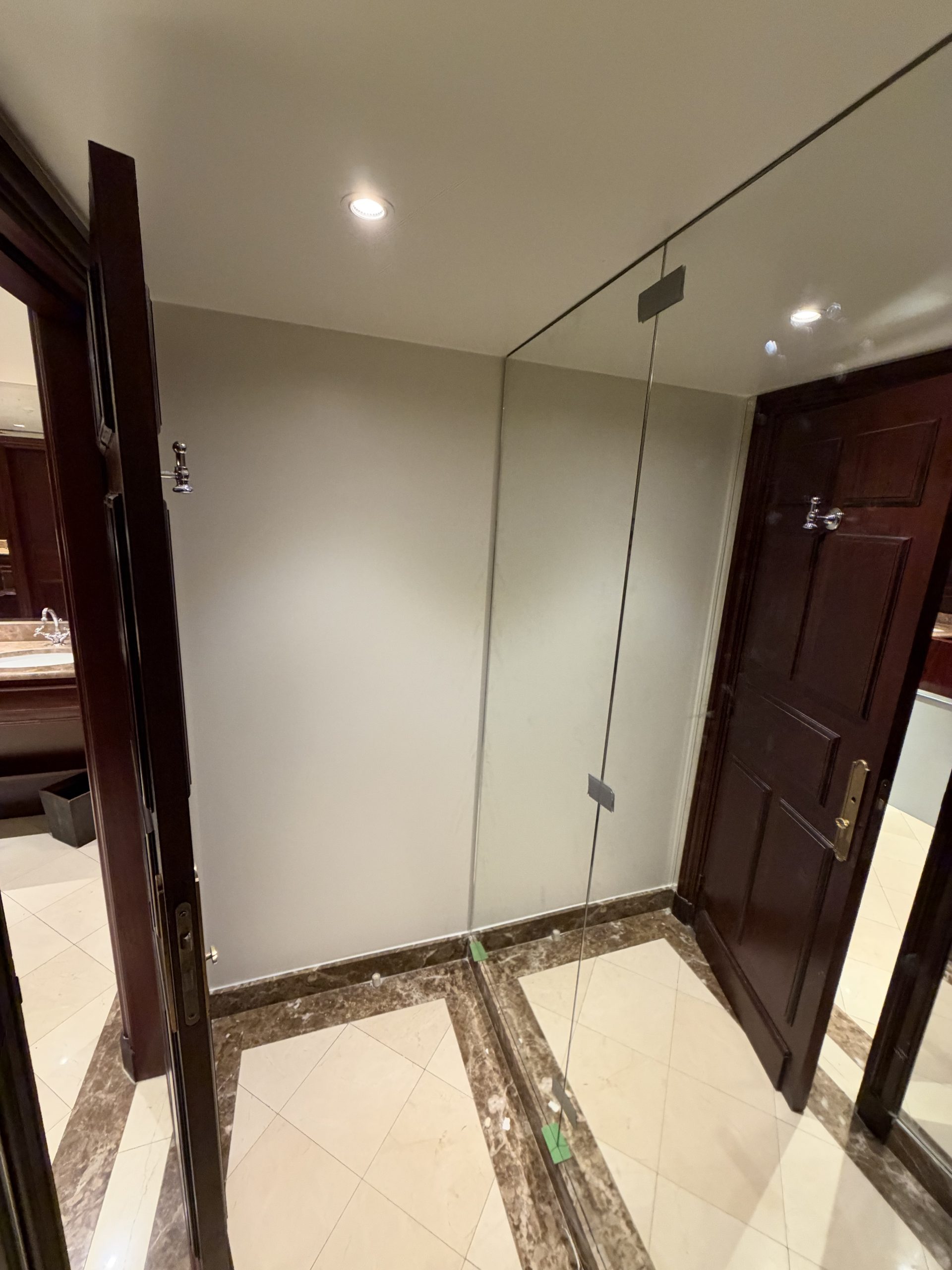 Miroirs muraux sur mesure de 6 mm à bords polis posés par RG Vitrerie