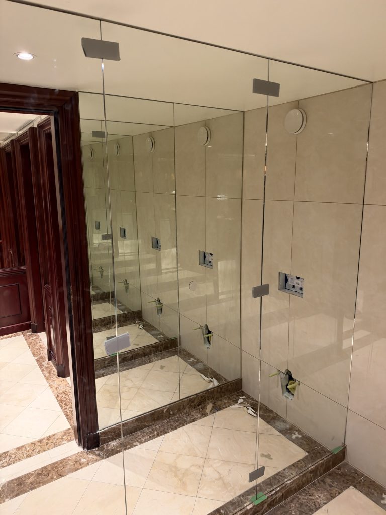 Miroirs muraux sur mesure de 6 mm à bords polis posés par RG Vitrerie