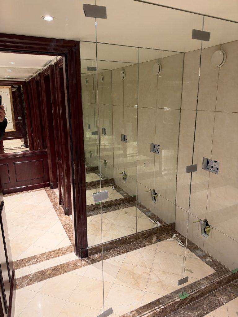 Miroirs muraux sur mesure de 6 mm à bords polis posés par RG Vitrerie